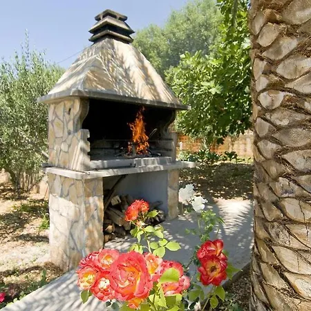 Holiday home Eden House With Private Pool And Vineyard Kastela